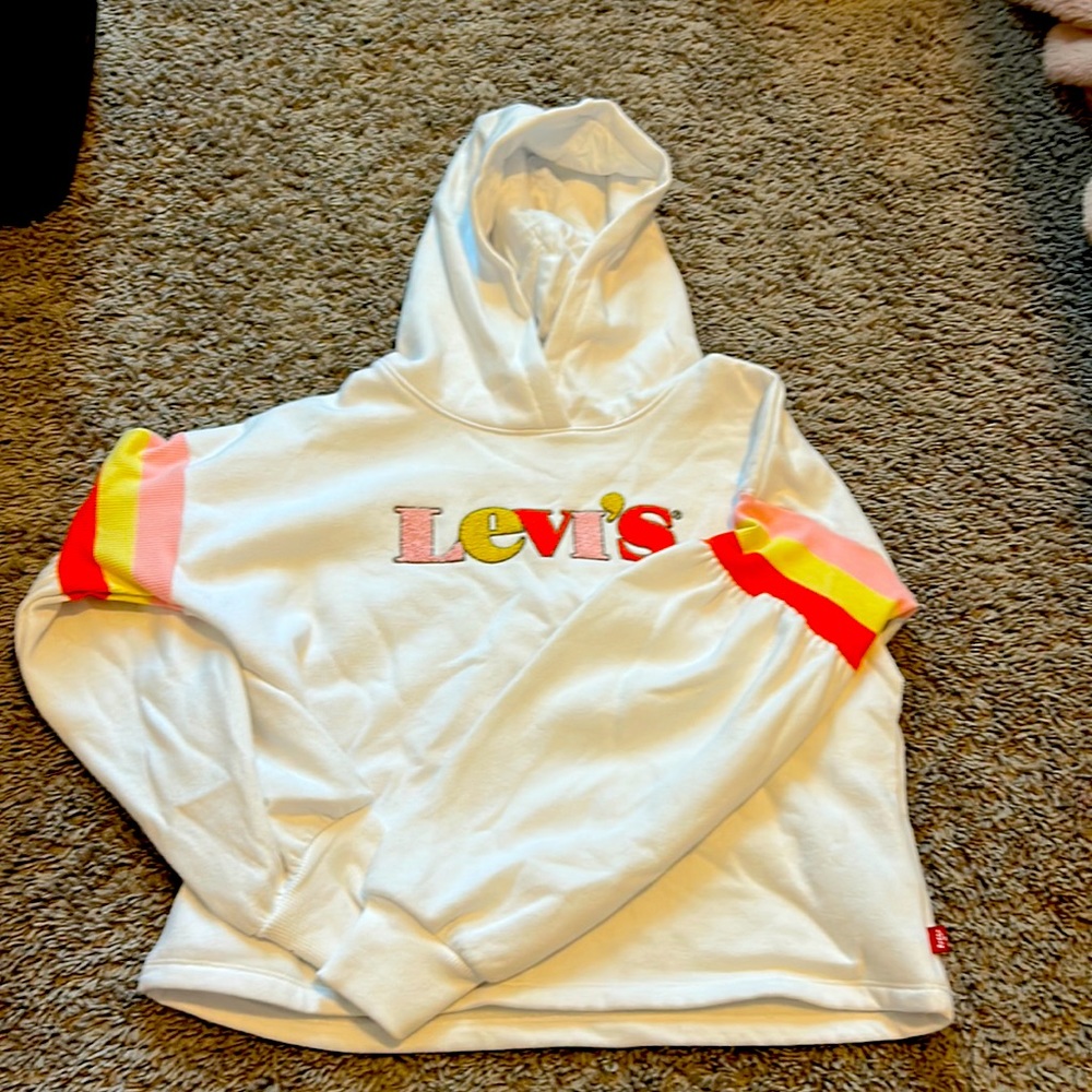 Girls white Levi’s boxy hoodie.